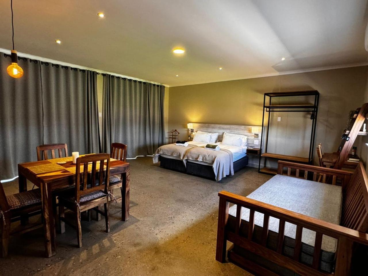 Flying Ostrich Guesthouse & Self-Catering Accommodation マリエンタール エクステリア 写真
